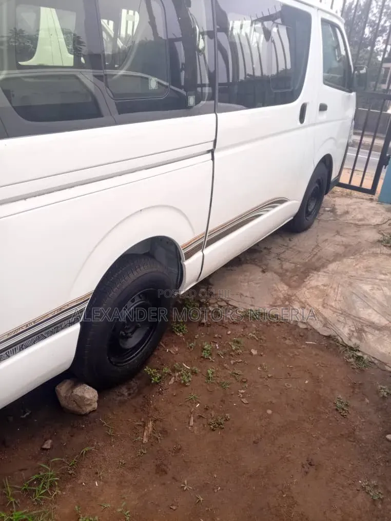 Toyota HiAce 2012 White