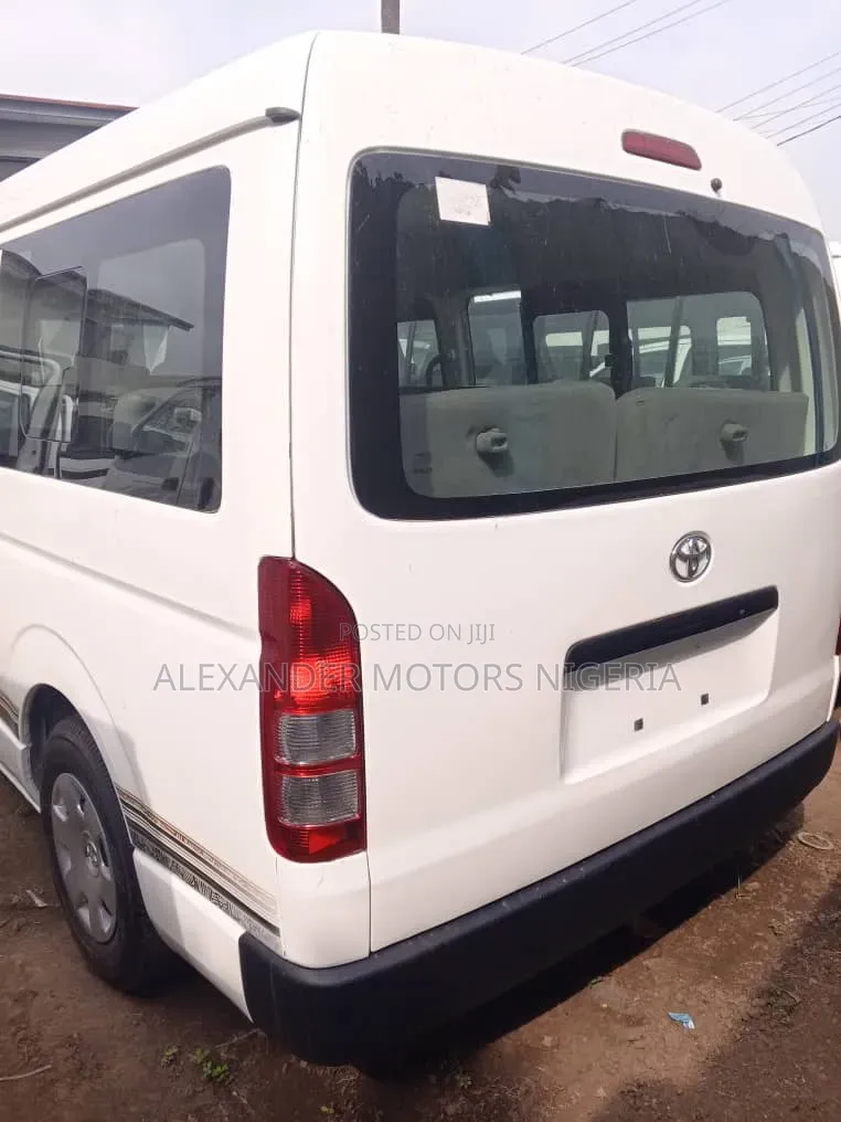Toyota HiAce 2012 White