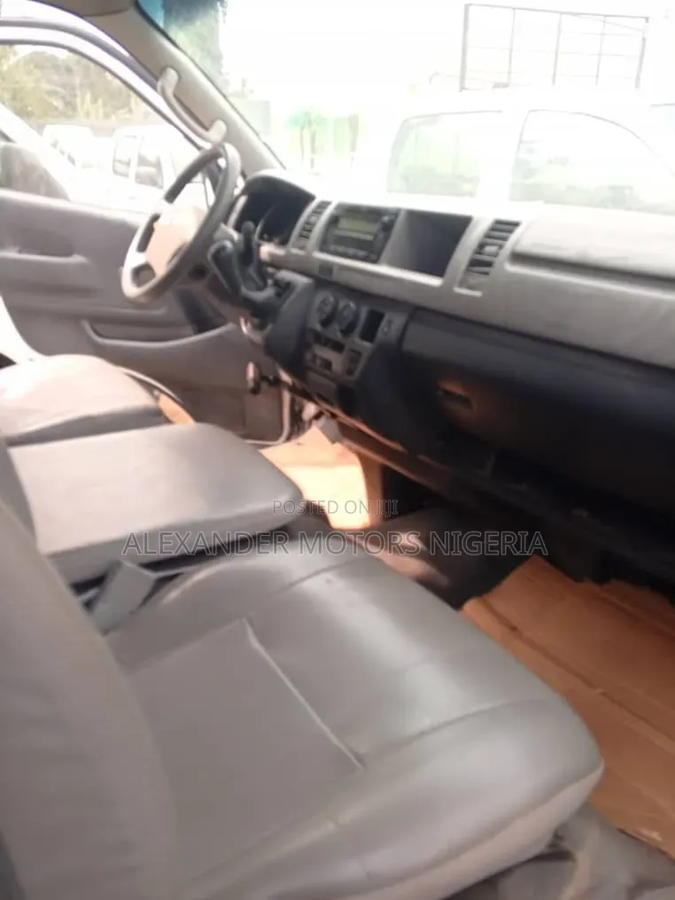Toyota HiAce 2012 White