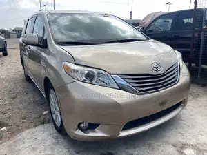 Toyota Sienna XLE 7 Passenger Mobility 2011 Gold
