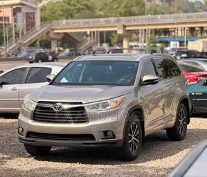 Toyota Highlander XLE 4dr SUV AWD (3.5L 6cyl 6A) 2015 Gold