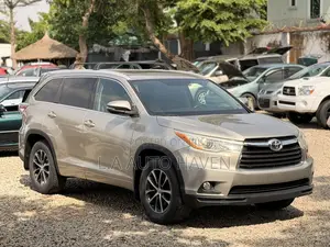 Toyota Highlander XLE 4dr SUV AWD (3.5L 6cyl 6A) 2015 Gold