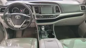 Toyota Highlander XLE 4x4 V6 (3.5L 6cyl 8A) 2018 Off white