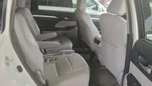 Toyota Highlander XLE 4x4 V6 (3.5L 6cyl 8A) 2018 Off white
