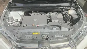 Toyota Highlander XLE 4x4 V6 (3.5L 6cyl 8A) 2018 Off white