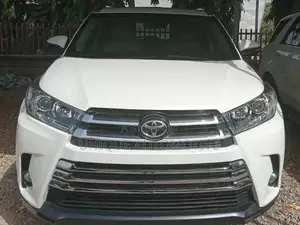 Toyota Highlander XLE 4x4 V6 (3.5L 6cyl 8A) 2018 Off white