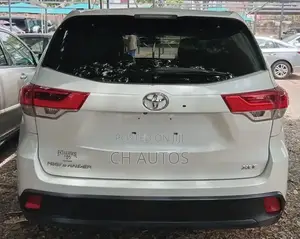 Toyota Highlander XLE 4x4 V6 (3.5L 6cyl 8A) 2018 Off white