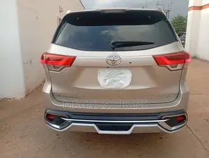 Toyota Highlander XLE V6 4x4 (3.5L 6cyl 6A) 2016 Gold
