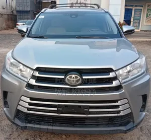 Toyota Highlander LE 4x4 V6 (3.5L 6cyl 8A) 2018 Silver