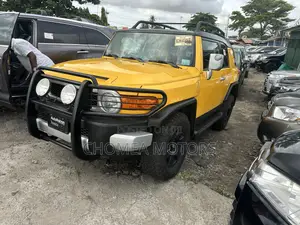 Toyota FJ Cruiser 2015 Yellow