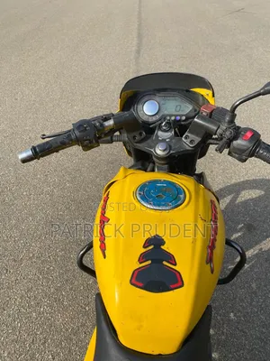 Bajaj Pulsar 220 F 2023 Yellow