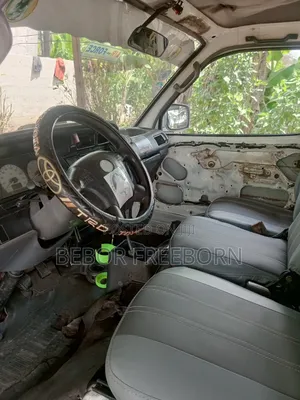 Toyota HiAce 2005 White