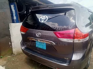 Toyota Sienna 2014 Brown
