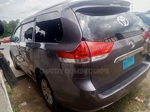 Toyota Sienna 2014 Brown