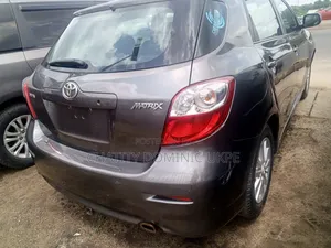Toyota Matrix Hatchback FWD (1.8L 4cyl 5M) 2010 Gray