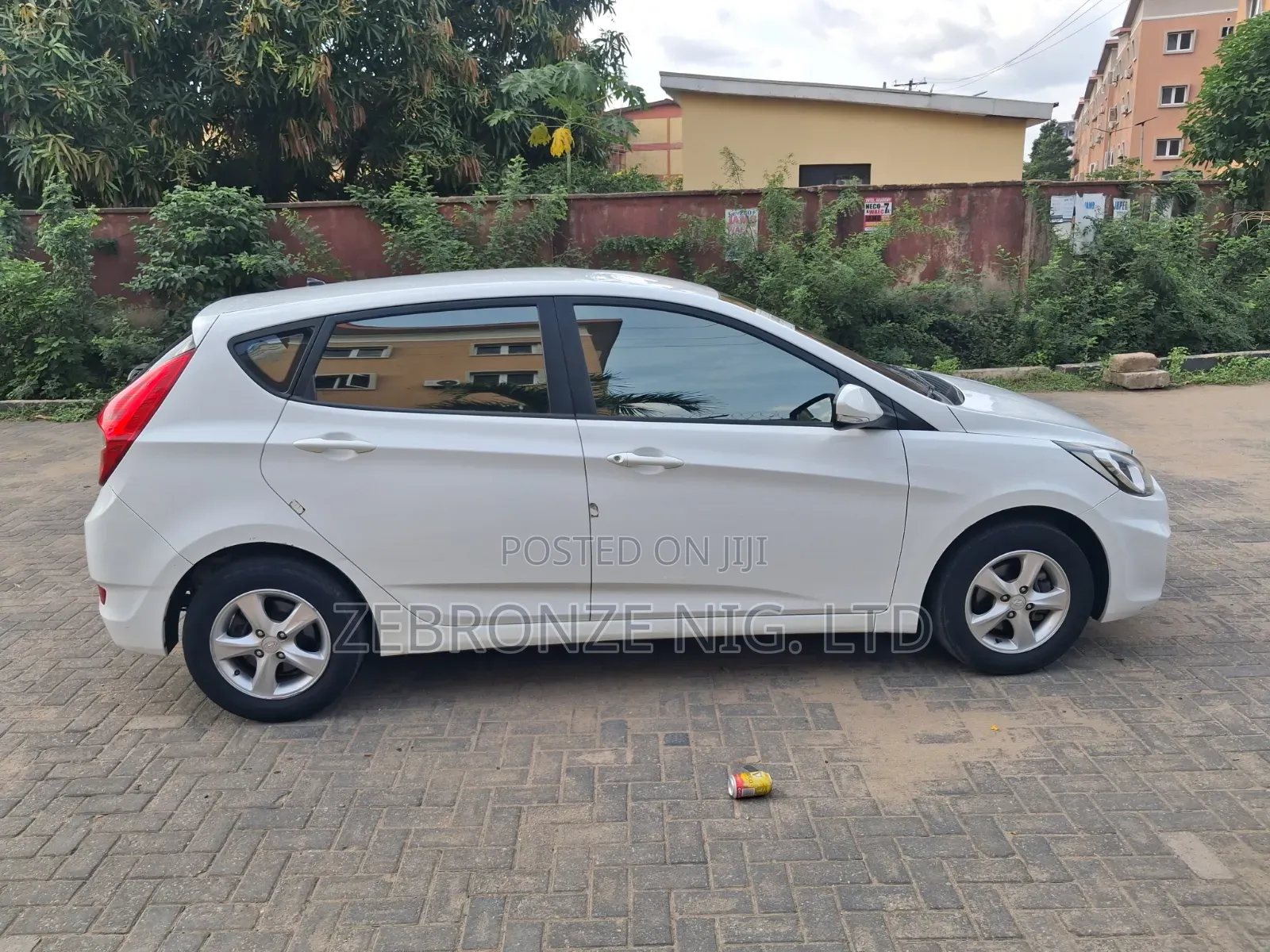 Hyundai Accent SE Hatchback 2016 White