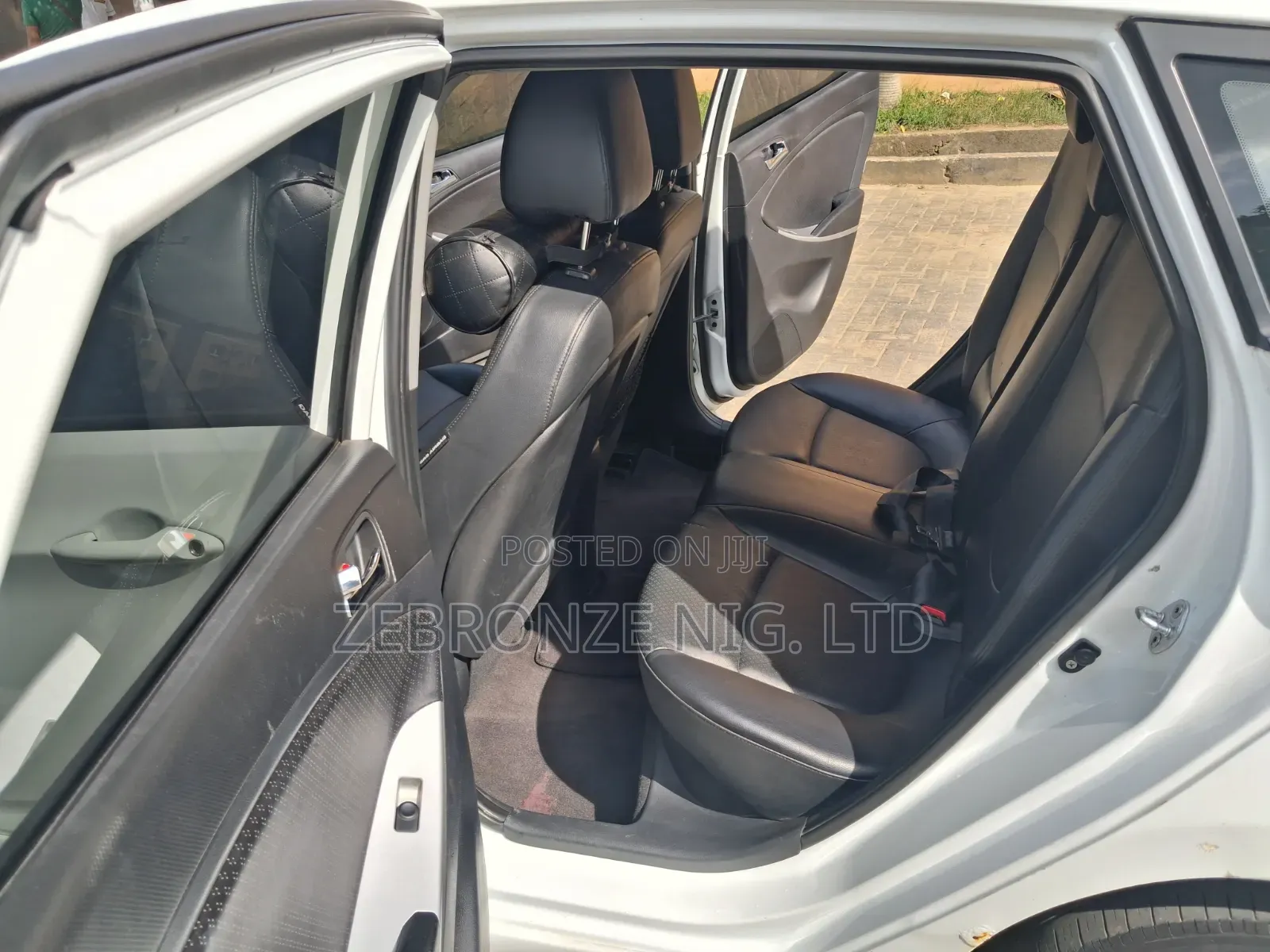 Hyundai Accent SE Hatchback 2016 White
