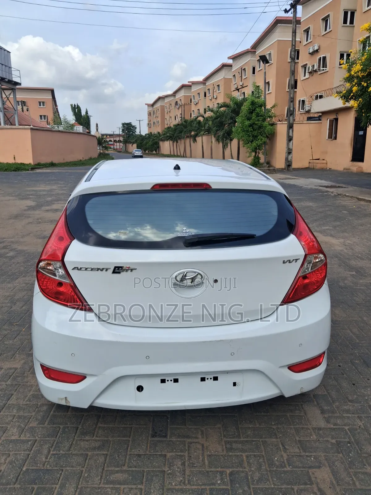 Hyundai Accent SE Hatchback 2016 White