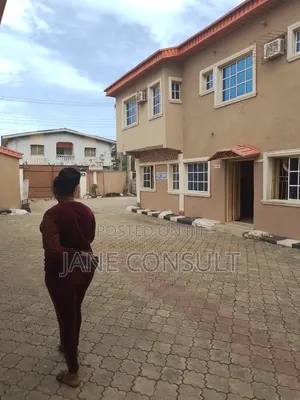 20bdrm Mansion in Baruwa for sale