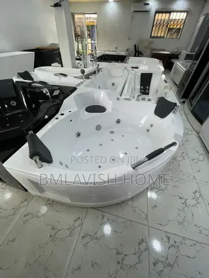 4 Handle Curve White Jacuzzi Set
