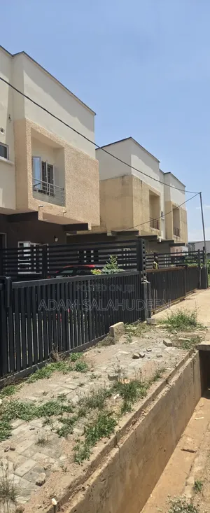 4bdrm Duplex in Paradise, Life Camp for sale