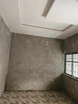 2bdrm Block of Flats in Opposite Progressive, Berger for rent