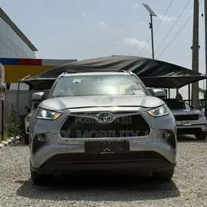 Toyota Highlander XLE 2022 Silver