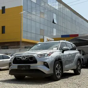 Toyota Highlander XLE 2022 Silver