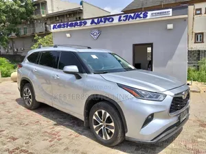Toyota Highlander XLE 2022 Silver