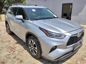 Toyota Highlander XLE 2022 Silver