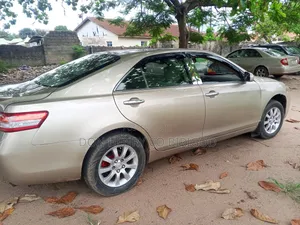 Toyota Camry LE 4dr Sedan (2.5L 4cyl 6AM) 2010 Gold