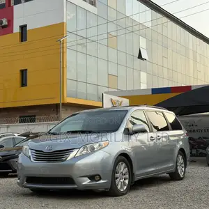 Toyota Sienna 2011 Silver