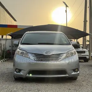 Toyota Sienna 2011 Silver