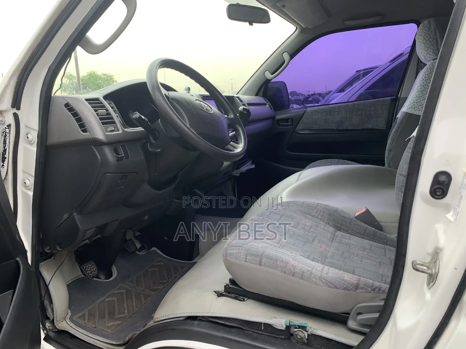 Toyota HiAce 2013 White