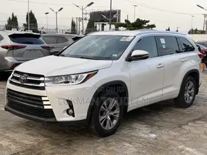 Toyota Highlander XLE 4dr SUV AWD (3.5L 6cyl 6A) 2014 White