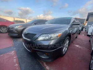 Toyota Camry SE 4dr Sedan (2.5L 4cyl 6A) 2011 Gray