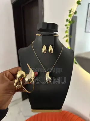 Chain Comes With Ear Ring Bracelet and Fing