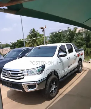 Toyota Hilux 2022 White