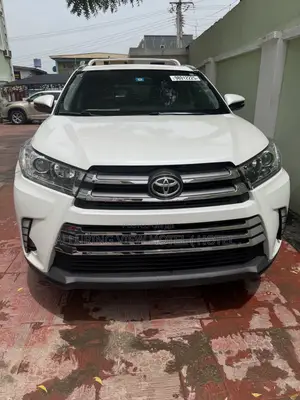 Toyota Highlander XLE 4x4 V6 (3.5L 6cyl 8A) 2017 White