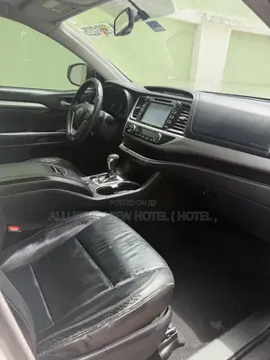 Toyota Highlander XLE 4x4 V6 (3.5L 6cyl 8A) 2017 White