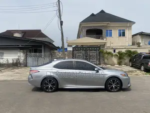 Toyota Camry SE (2.5L 4cyl 8A) 2019 Silver