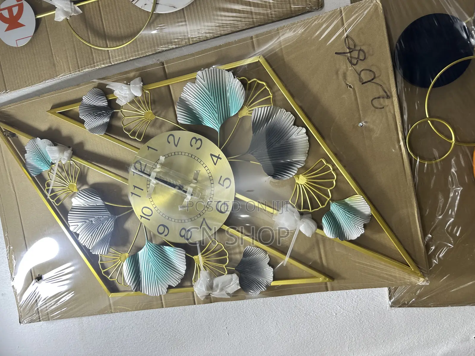 Clock Round Fifth Design