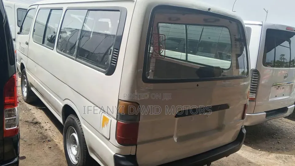 Toyota HiAce 2000 White