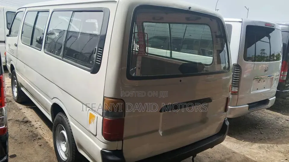 Toyota HiAce 2000 White