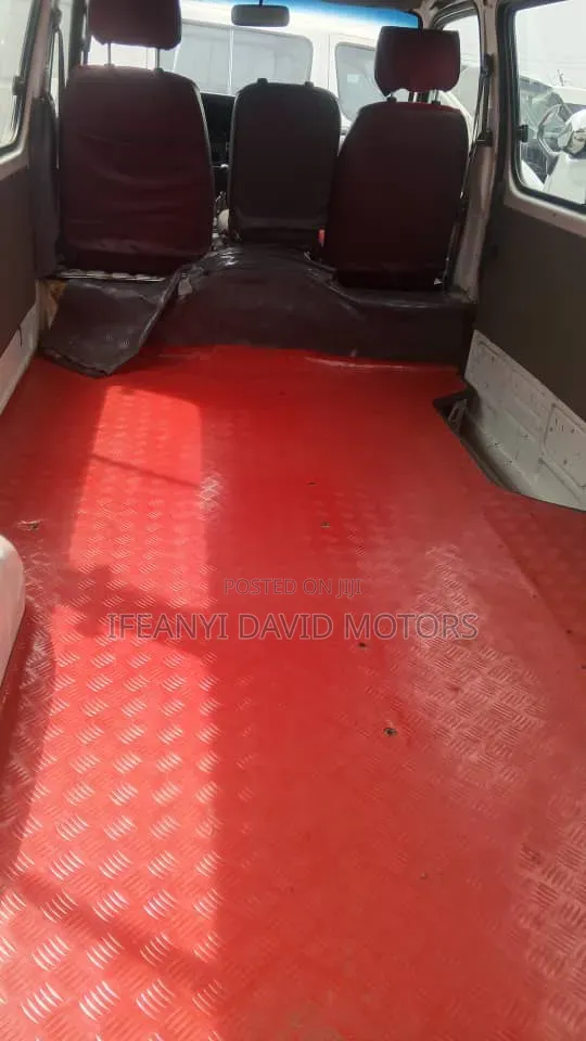 Toyota HiAce 2000 White