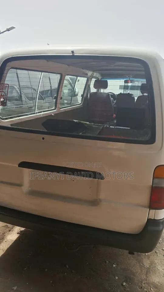 Toyota HiAce 2000 White