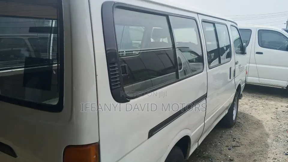 Toyota HiAce 2000 White
