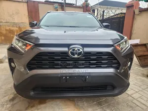 Toyota RAV4 XLE AWD 2019 Gray