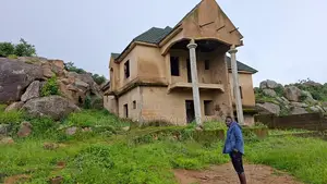4bdrm Duplex in Bassa-Plateau for sale
