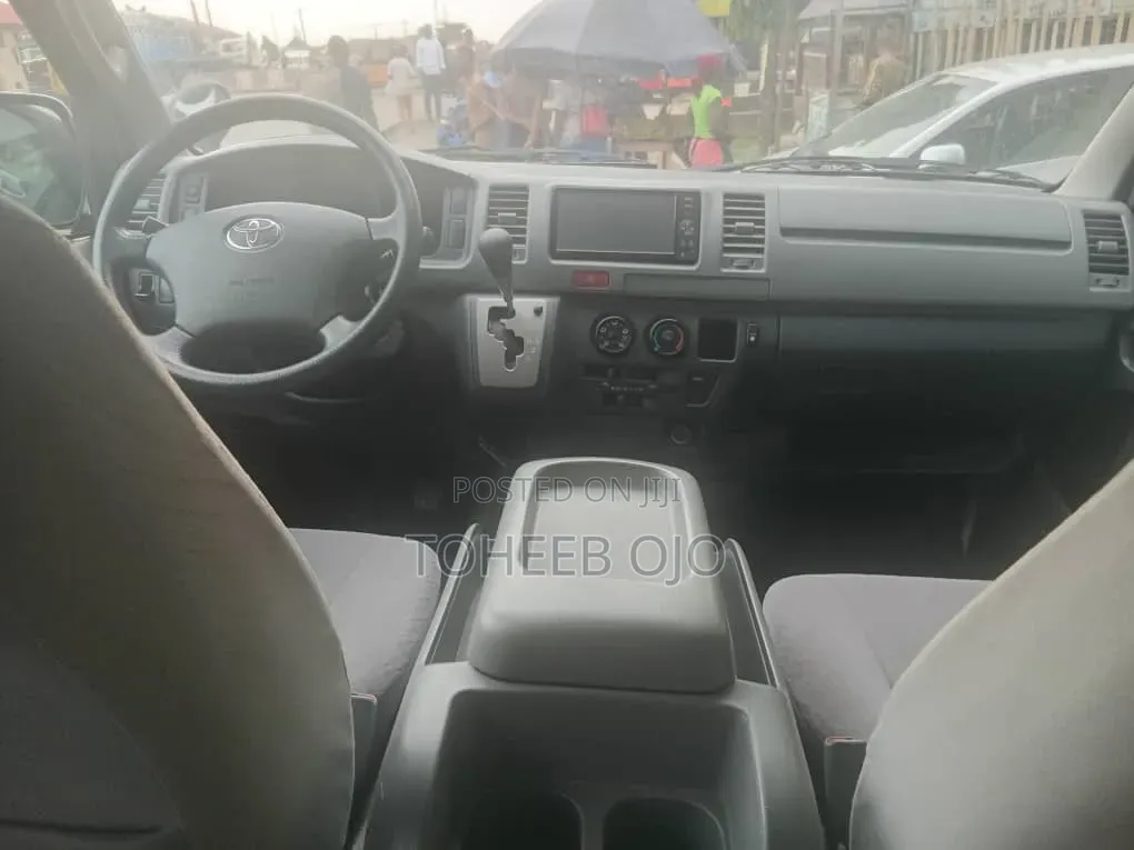 Toyota HiAce 2019 White